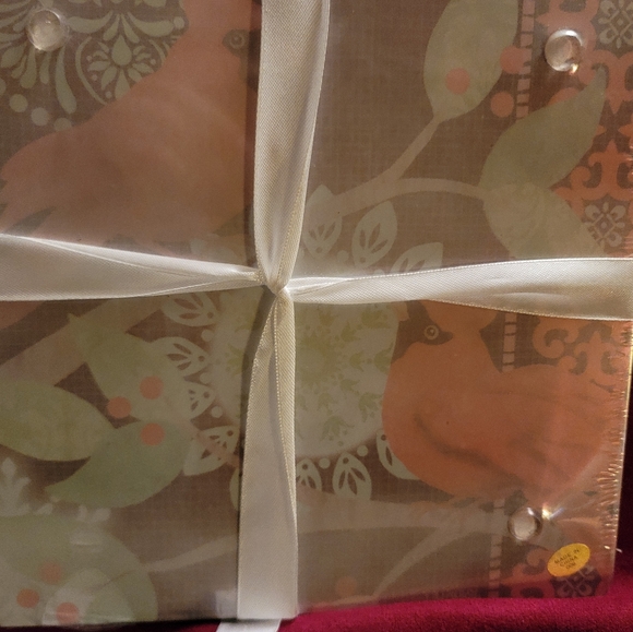 NAPKINS, GLASS CUTTING BOARD AND SPREADER... - Picture 4 of 4